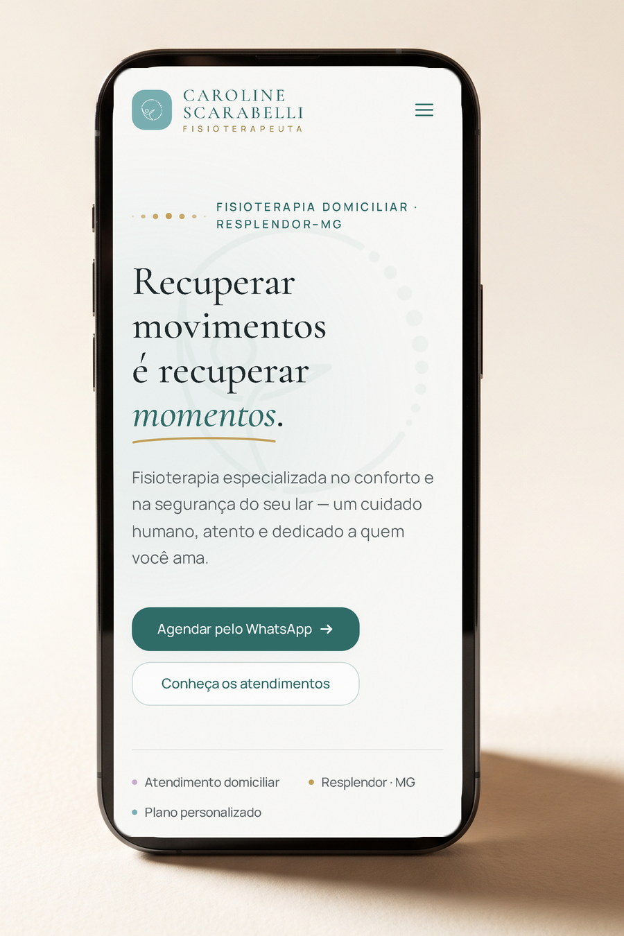 O mesmo site aberto em um celular, com o menu recolhido
