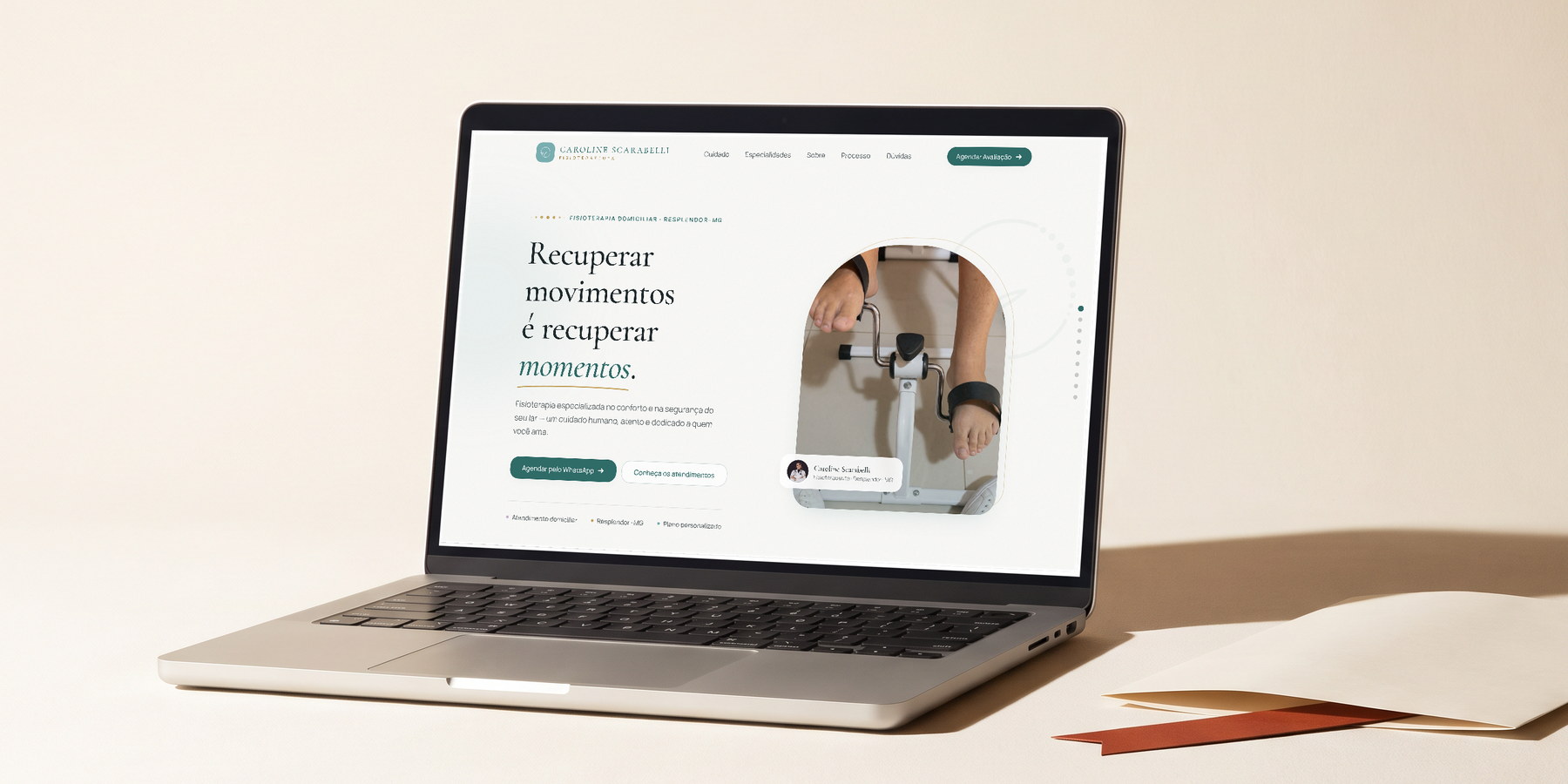 Página inicial do site de Caroline Scarabelli, fisioterapeuta, exibida na tela de um notebook